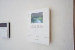 防犯性、セキュリティ対策に安心できるテレビモニター付きインターフォンです。セールスマン対策にもなり安心できます。