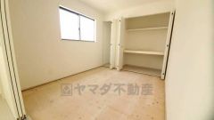 居心地も良い和室は、ワークスペースとしても有効。お仕事を頑張ってちょっと疲れたら、畳に寝転がることもできますね。