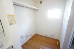 脱衣所にはハンガーパイプ付き収納を設置。