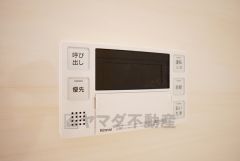 湯量・湯温の設定、そして保温までワンタッチのフルオートバス。便利な追い炊き機能付きです。