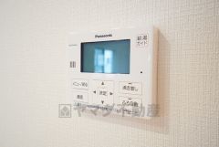 同仕様写真。おいだき機能つきなのでお風呂に入る時間が異なるご家庭には嬉しいですね。ボタン一つで快適で便利な生活が＾＾