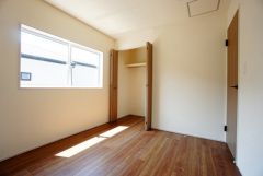 暖かい日差しが差し込む洋室。たっぷり収納できるクローゼット付きでお部屋の中をすっきりと快適に保てます。