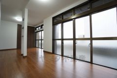 リビングは広々とした設計で、家族が集い、寛ぐ暮らしの空間を演出しています。