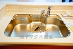 広々としたステンレスシンクには、洗剤やスポンジを収納出来るラック付き。広さも確保しているので、大きなお鍋も洗いやすいです。