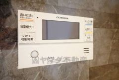 湯量・湯温の設定、そして保温までワンタッチのフルオートバス。便利な追い炊き機能付きです。