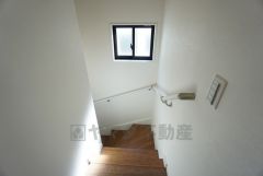 同仕様写真。小さなお子様やご高齢の方でも安心できる、手すり付き階段。段差も低めで設定されており、安全性にも優れています。