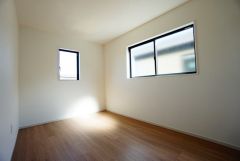 2面採光を確保した明るい室内は、風通しも良く、大変居心地の良い空間となっております。日当たりがよく、子供部屋としての利用もおすすめ。