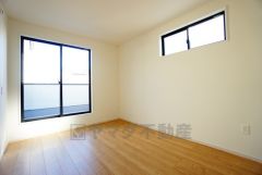 寛ぎの時間を紡ぎだす主寝室は、大型ベッドを置いても余裕の広さを確保しています。