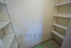 同仕様写真。壁一面に設けた大容量のシューズクローゼットは実用性と機能性を兼ね備えています。急な来客でも、いつも整頓された玄関でお出迎えができます。