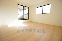 ご夫婦お二人のプライベートシーンを演出する寝室は、大容量のウォークインクローゼット付き。