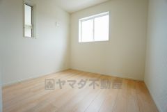 木目調のシンプルデザインで落ち着きと安らぎの空間に仕上げています。各部屋に収納が完備されているので、お荷物が増えても安心の設計です。