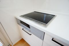 汚れてもサッとふける、お手入れのしやすいIHクッキングヒーター。オール電化なので経済的です。