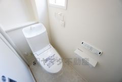 温水洗浄機付トイレです。節水機能もあるので、安心して使えますね。もちろん、1階2階の2ヶ所にトイレがあるので、忙しい朝にもゆとりができますね。