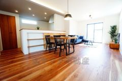 大きな窓のあるリビングは、陽光あふれる明るい空間です。居心地良く、ご家族皆がゆったり寛げる憩いの空間となりそうです。