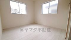 暖かい日差しが差し込む洋室。たっぷり収納できるクローゼット付きでお部屋の中をすっきりと快適に保てます。