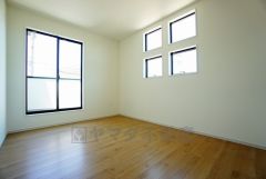 同仕様写真。寛ぎの時間を紡ぎだす主寝室は、大型ベッドを置いても余裕の広さを確保しています。