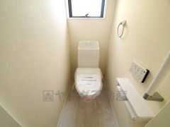 温水洗浄機付トイレです。節水機能もあるので、安心して使えますね。もちろん、1階2階の2ヶ所にトイレがあるので、忙しい朝にもゆとりができますね。