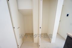 キッチン横にはパントリー。食料などを保管できるので、キッチン周りがスッキリしますね＾＾