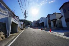 前面道路は広く、車同士がすれ違うスペースが十分にあります。落ち着いた住宅地内で快適な生活を実現してみませんか＾＾