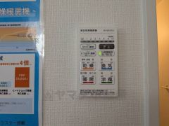 浴室暖房乾燥機付き。天候に左右されず、いつでも好きなときに洗濯物を干せるので、仕事や家事で忙しい方に重宝します。