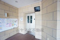 エレベーターホールには外部からの映像がチェックできる防犯カメラモニターが設置されています。防犯対策バッチリです。