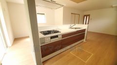 リビングやダイニングからキッチン周りが丸見えにならない対面式キッチン。テレビ鑑賞や家族との対話がしやすく、ご家族の温かい時間を演出します。