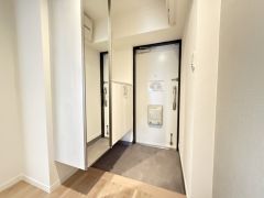 たっぷり収納できるシューズボックスです。家族全員の靴がきれいに整頓できます。棚の上にお花や写真を飾っても良いですね。