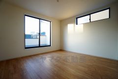 同仕様写真。寛ぎの時間を紡ぎだす主寝室は、大型ベッドを置いても余裕の広さを確保しています。