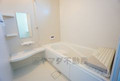 同仕様写真。1日の疲れを癒すくつろぎのバスルーム。足を伸ばしてもゆったりと入れるサイズです。お子様と一緒にお風呂に入っても狭くないですね^^