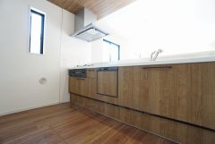 同仕様写真。リビングにいるお子様を見守りながらお料理ができる対面キッチン。カウンタートップの汚れもサッと拭き取ることができ、お掃除ラクラク＾＾