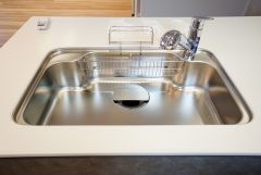 広々としたステンレスシンクには、洗剤やスポンジを収納出来るラック付き。広さも確保しているので、大きなお鍋も洗いやすいです。