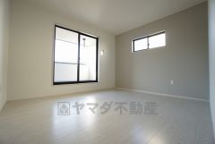 同仕様写真。寛ぎの時間を紡ぎだす主寝室は、大型ベッドを置いても余裕の広さを確保しています。