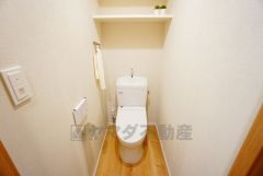 壁リモコンタイプのウォシュレット付き。すっきりした見た目で、トイレ奥の掃除もしやすいです。上部に棚付き＾＾