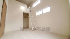 寛ぎの時間を紡ぎだす主寝室は、大型ベッドを置いても余裕の広さを確保しています。