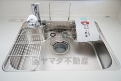 広々とした凸型シンクに洗剤ポケットを標準装備。大きなお鍋など洗いやすいです。
