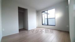 2面採光を確保した明るい室内は、風通しも良く、大変居心地の良い空間となっております。爽やかな風を感じて起きる朝は、快適生活の始まりに。