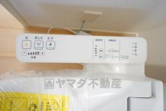 温水、暖房、ウォシュレット付の高機能トイレです。