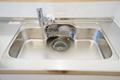 大きなお鍋も楽々洗える幅の広いシンクです＾＾ステンレスシンクなので簡単にお掃除できますよ。洗剤やスポンジもすっきりできる収納付き。