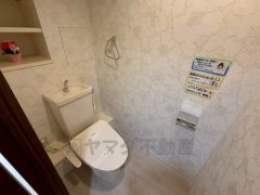 ウォシュレット、暖房便座、節電・節水機能など、使い勝手のよい高機能トイレです。 上部には収納棚が付いています＾＾