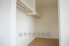 同仕様写真。ウォークインクローゼット付でスペースも広く、毎日のコーディネートが楽しくなります＾＾