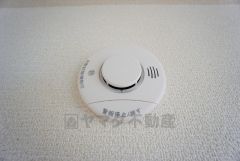 同仕様写真。火災による煙や熱を感知して、警報音やブザー等で火災の発生を知らせてくれる火災警報器。