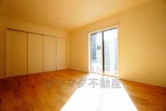 大きな窓のあるリビングは、陽光あふれる明るい空間です。居心地良く、ご家族皆がゆったり寛げる憩いの空間となりそうです。