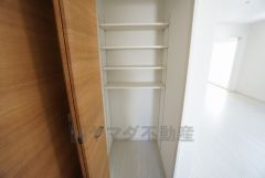 同仕様写真。まとめ買いしてもこの収納量なら心配要らずのパントリー。調理家電や食品のストックをすっきりまとめられ、キッチン周りを広々使えます。