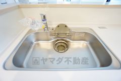 色も形もキレイなシンクは、広さも確保しているので、大きめの鍋も簡単に洗えます。