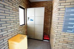 不在時でも荷物が受け取れる宅配ボックス完備。共働きの家庭や外出の多い方に便利。お子様の留守番中も安心ですね＾＾