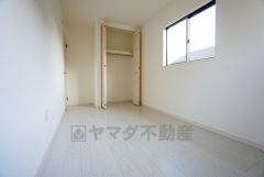 同仕様写真。木目調のシンプルデザインで落ち着きと安らぎの空間に仕上げています。各部屋に収納が完備されているので、お荷物が増えても安心の設計です。