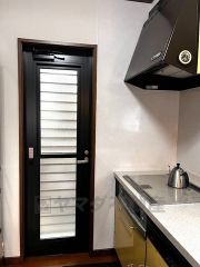 勝手口付きキッチン。においがこもりやすいキッチンの換気にも役立ちます。ごみの仮置きにもなり、便利です＾＾