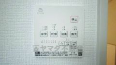 浴室暖房乾燥機付き。天候に左右されず、いつでも好きなときに洗濯物を干せるので、仕事や家事で忙しい方に重宝します。