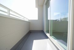 同仕様写真。陽当たりの良いバルコニーです。お洗濯やお布団干しはもちろん、日光浴スペースにも。足元は防水工事施工済です。