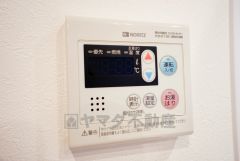 キッチン横に給湯器リモコンを設置していますので、忙しい時間帯でもスイッチ一つでお風呂の用意ができますよ＾＾